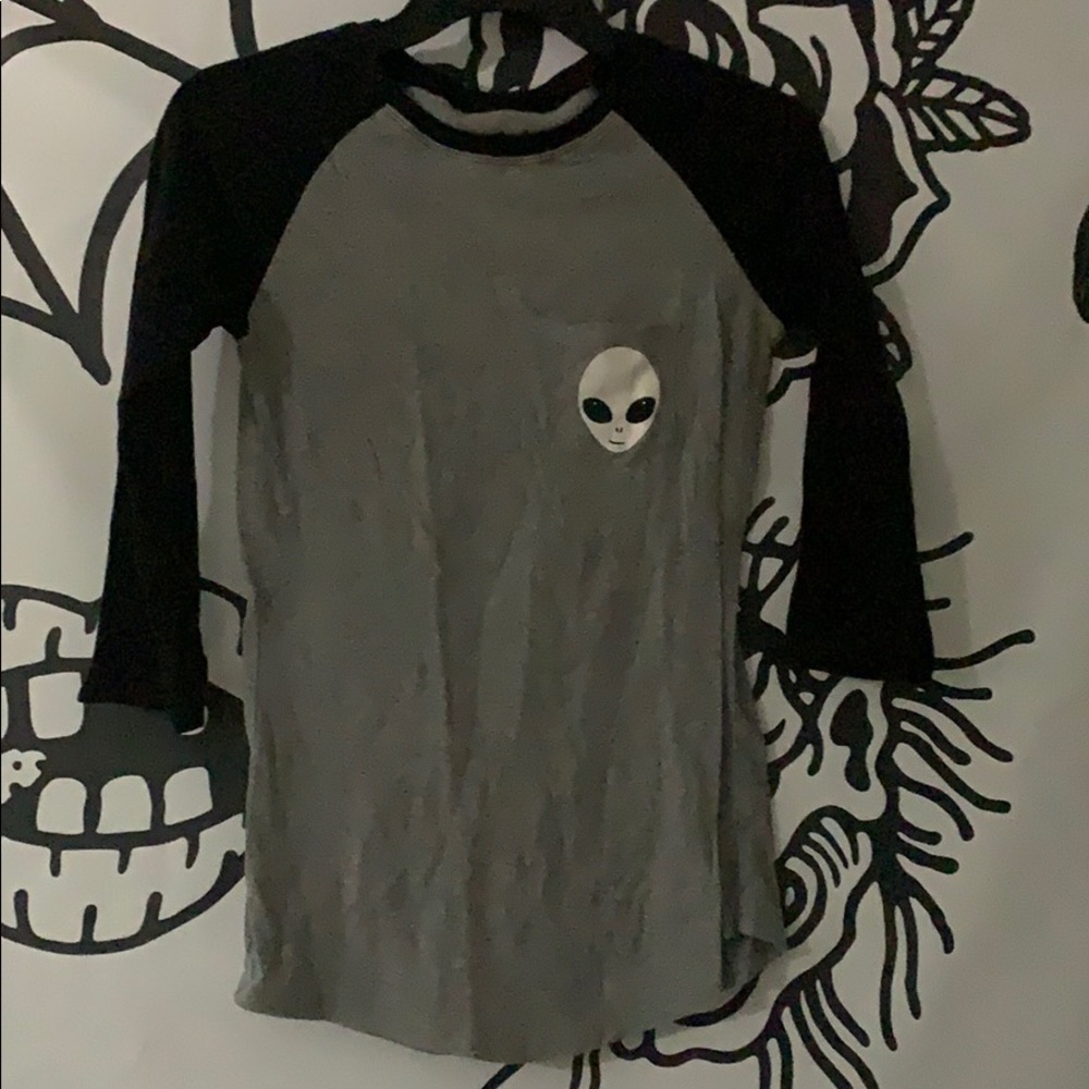 Quarter sleeve alien shirt